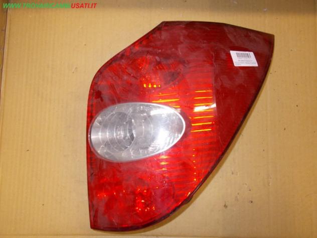 FANALE POST.D. RENAULT LAGUNA (B74/K74) Parti elettriche Fanaleria Fanali Fanale post. sx. RENAULT - LAGUNA - 01-03-2001 - 01-02-2005