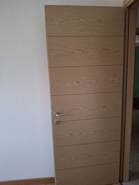 Porte interne in legno con greca decorativa