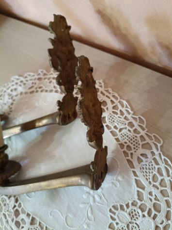 Coppia di vecchie applique in ottone da muro o per pianoforte. - Foto 2