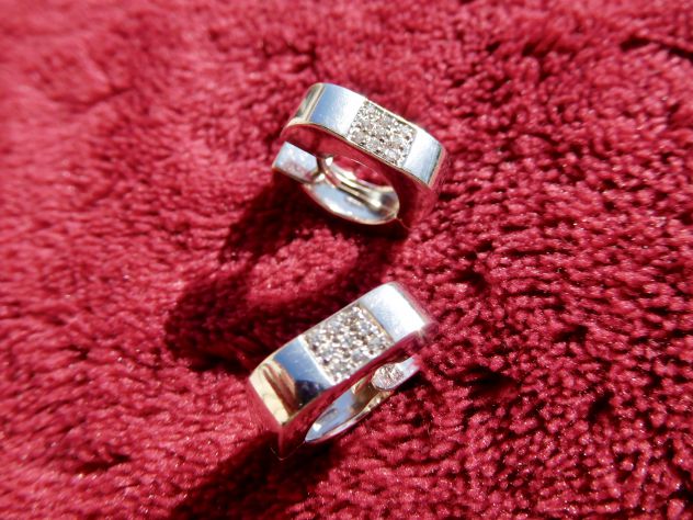 Orecchini in oro bianco 18 carati con pavè di brillanti