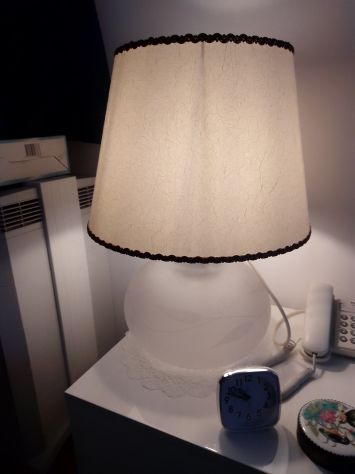 Lampada da tavolo o comodino con paralume - Foto 4