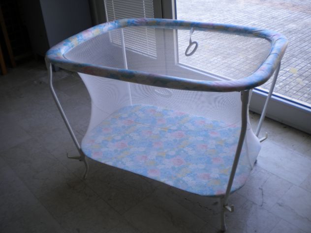 Box rettangolare per bebè nuovo.