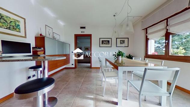 CASA INDIPENDENTE di 8 vani e di 240 mq (GODEGA DI SANT'URBANO) rif. DG025 - Foto 12
