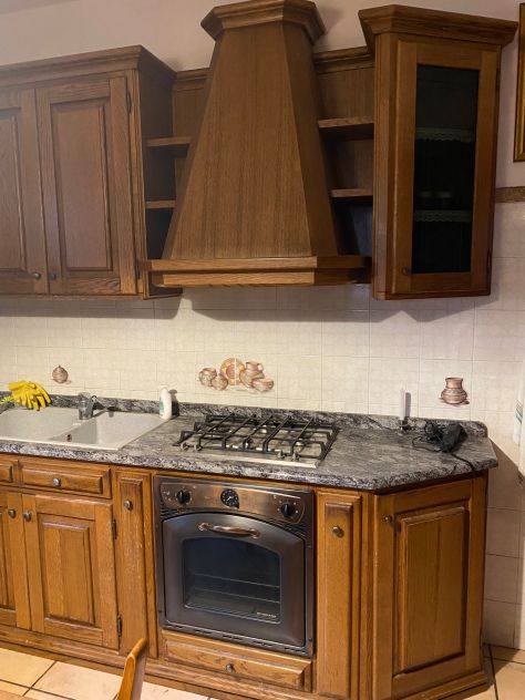 vendo cucina in rovere massiccio del prestigioso mobilificio Leardini - Foto 2
