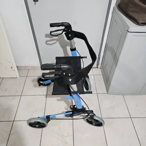 Deambulatore per Anziani Pieghevole, Con Seduta E 4 Ruote, Mobiclinic Trajano