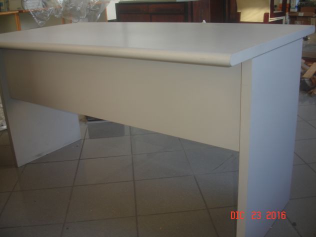 scrivania in legno laminato grigio