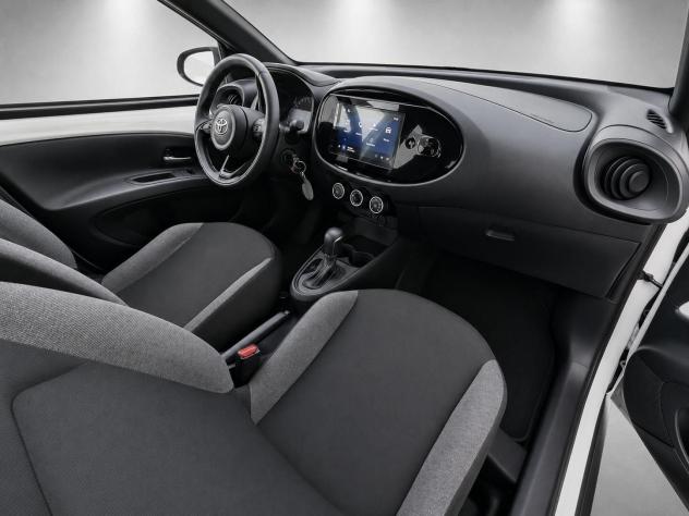 Toyota Aygo X 1.0B (72 CV) Active S-CVT - Foto 6