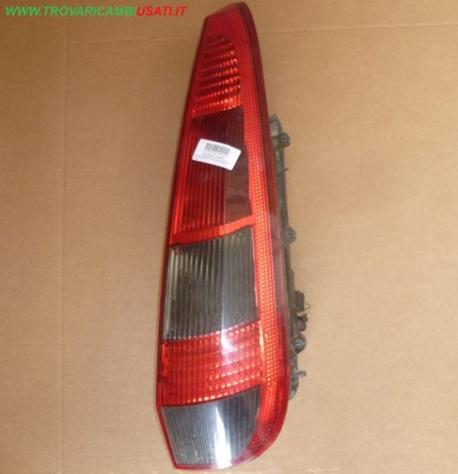FANALE POST.D. 5 P. FORD FIESTA (CBK)  Parti elettriche  Fanaleria  Fanali  Fanale post. sx. FORD - FIESTA - 01-03-2002 - 01-12-2005
