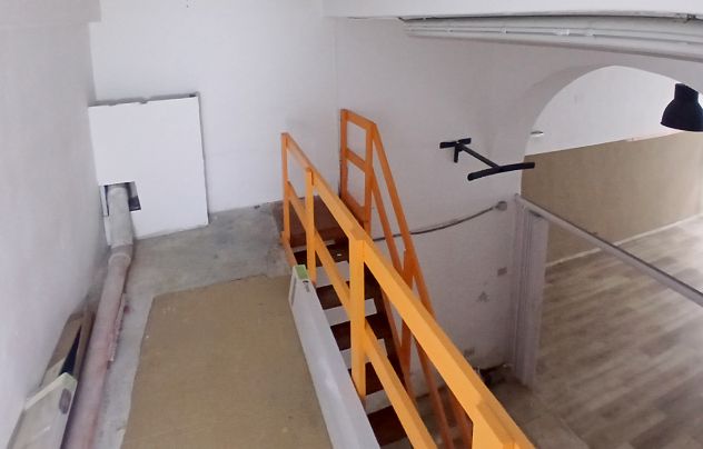 VIA INDIPENDENZA: Fondo commerciale con due ampie vetrine - Foto 11