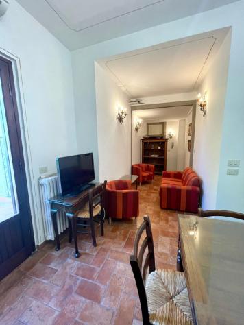 Appartamento arredato composto da soggiorno con angolo cottura, camera matrimoniale e camera singola, due bagni e grande terrazzo, il tutto completame - Foto 9