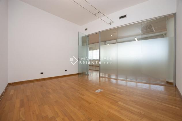 Luminoso spazio polifunzionale con ampia zona uffici - Foto 15