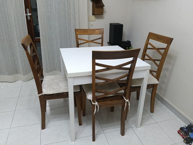 Tavolo allungabile con 4 sedie in vero legno