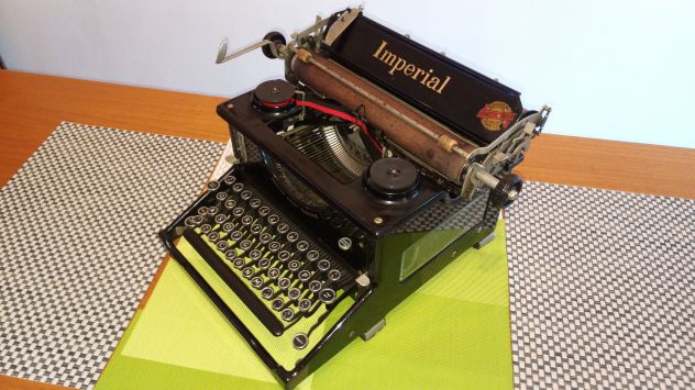 Macchina da scrivere "Imperial Standard" del 1926'