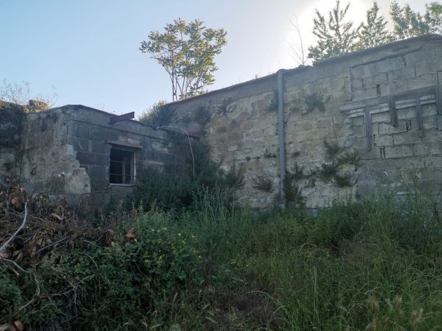 Pozzuoli via Petrarsa Ampio appezzamento terreno con ruderi sovrastanti - Foto 2