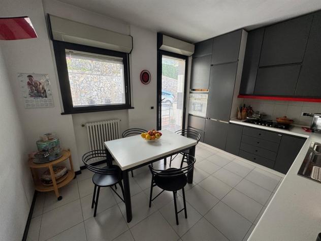 Alassio, a soli 1,5 km dal mare, proponiamo elegante villa a schiera su più livelli, dotata di ingresso indipendente e libera su tre lati. cantina e - Foto 7