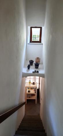 ristrutturata nel 2015 su due livelli: al piano terra ampia cucina, con caminetto, sala e scala di collegamento posta tra i due vani, piano primo dis - Foto 15