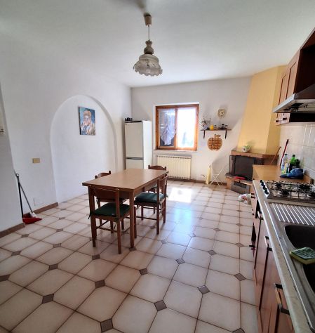 Ampio quadrilocale con terrazzo e camino - Foto 5