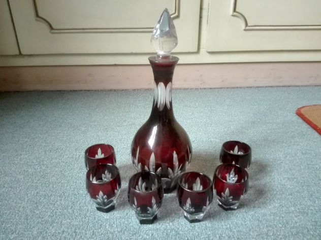 Bottiglia e bicchierini da liquore