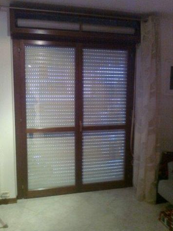 FINESTRE E PORTE E PARETE DIVISORIA NEGOZIO VENDO