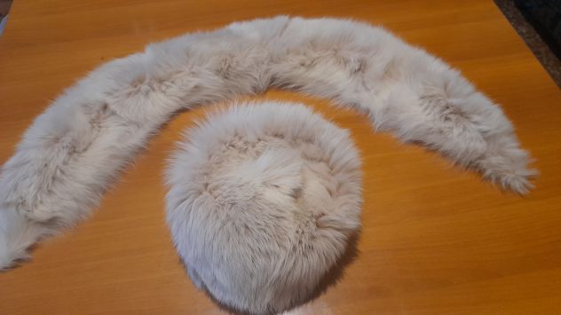 Collo e colbacco di volpe bianca.