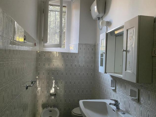 L'appartamento di mq.100 ha una buona distribuzione degli spazi con vani ampi, grandi finestre e soffitti alti; si fa apprezzare per la piacevole lumi - Foto 17