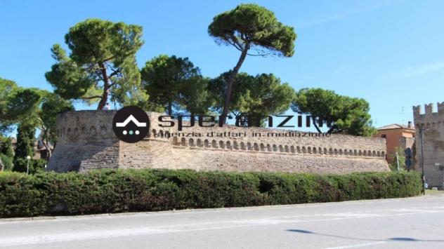 Fano nel centro storico proponiamo in vendita attività commerciale attualmente a ristorantino/gastronomia. il locale di circa 44 mq è completamente at