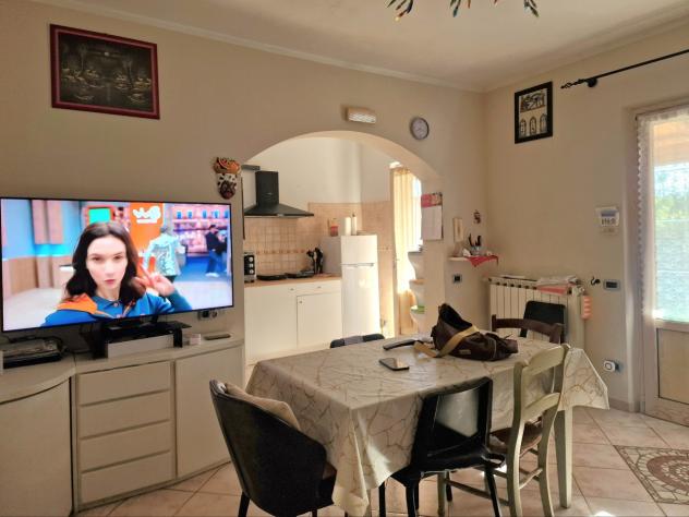 RONCHI, località Poveromo, porzione di bifamiliare in contesto residenziale tranquillo e vicino al mare. L'immobile si distingue per giardino su tre l - Foto 4