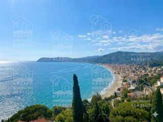 Attico panoramico con terrazza vista mare – Alassio