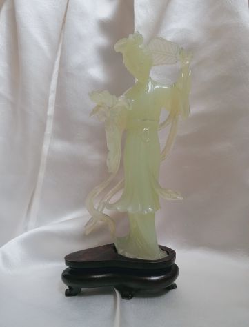 ANTICA SCULTURA GEISHA IN AUTENTICA GIADA CHIARA CON BASE LEGNO, CINA 1950 CIRCA - Foto 7