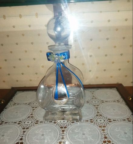 Bottiglia da liquore come cognac o whisky in cristallo con finiture in argento