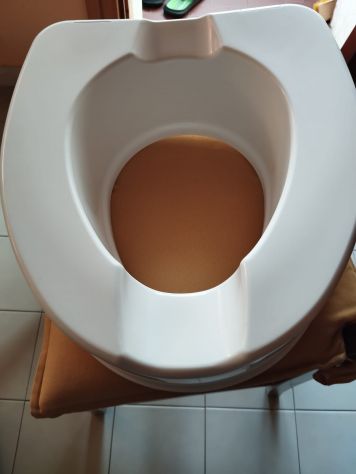 Rialzo WC universale con sistema di fissaggio
