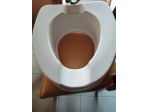Rialzo WC universale con sistema di fissaggio