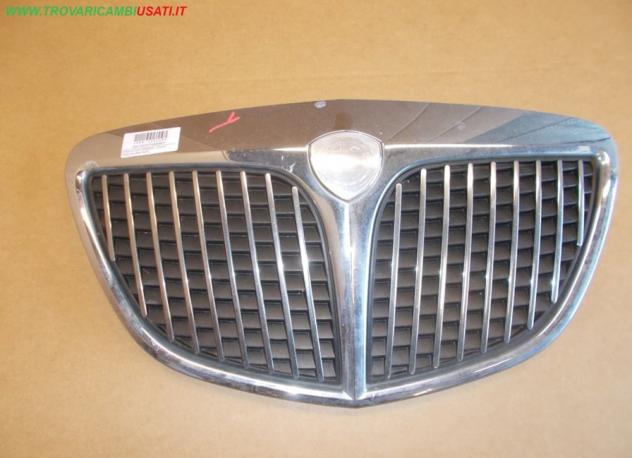 GRIGLIA CON STEMMA LANCIA YPSILON (843-TE/TI)  Carrozzeria  Lamierati esterni  Paraurti  Griglia radiat LANCIA - YPSILON - 01-07-2003 - 01-12-2011