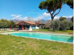 VILLA di 14 vani e di 300 mq (PIETRASANTA) rif. 169/VE