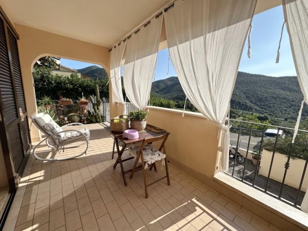 SCARLINO IN POSIZIONE PANORAMICA CON VISTA MARE APPARTAMENTO CON AMPIO GIARDINO - Foto 2