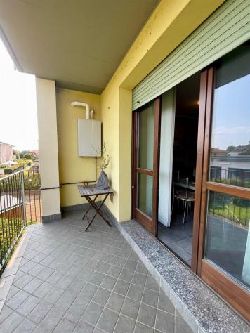 Bilocale con terrazzi coperti, box e ascensore nel cuore del paese - Foto 11