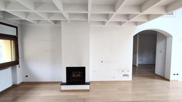 LESMO COUNTRY: 5 locali con tripli servizi e terrazzo. Cantina e Poss. box doppio. - Foto 16