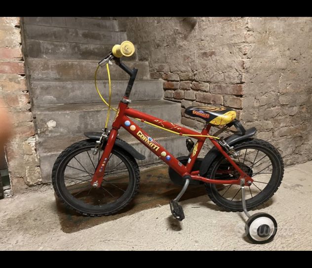 Meccanico tecnico ripara biciclette