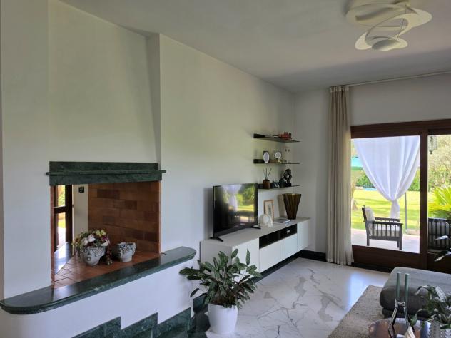 MASSA, villa di ampia metratura nella prima periferia, disposta su tre livelli con ampio giardino di circa 1.300 mq. Composta di salone con camino, cu - Foto 5