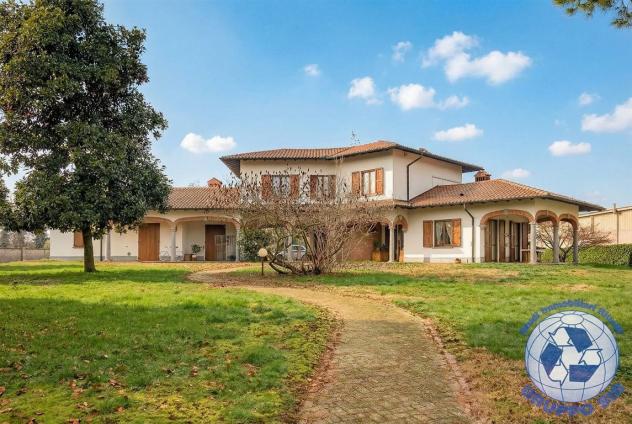 villa bifamigliare con capannone uso deposito