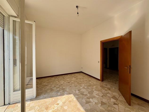 CONCOREZZO – APPARTAMENTO AMPIA METRATURA CON TRIPLA ESPOSIZIONE E GRANDI POTENZIALITÀ - Foto 5