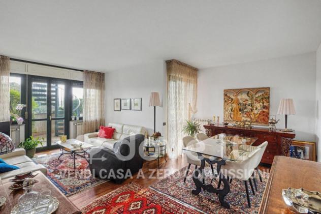 Attico / Mansarda di 180 m² con più di 5 locali e box auto doppio in vendita a Gazzada Schianno