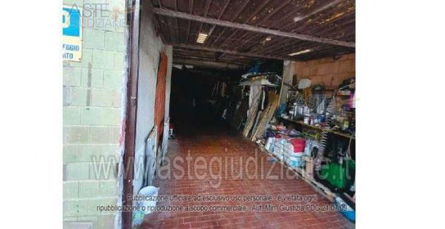 IMMOBILI-IMMOBILE COMMERCIALE-Via Castello S. Gennaro n.15.