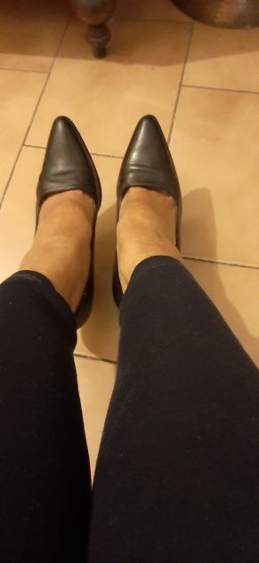Scarpe autunnali di pelle nere con tacco, chiuse davanti e dietro n.37