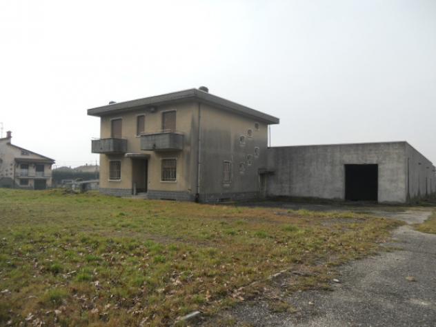 Immobile di 1750 m² con 1 locale in vendita a Cairate