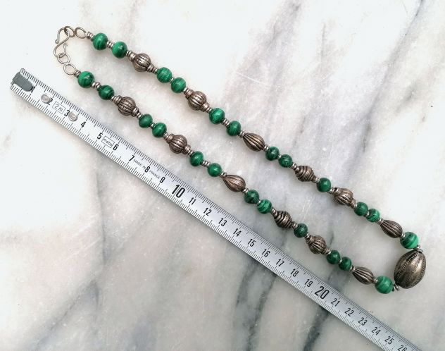 ANTICA RAFFINATA COLLANA ETNICA IN MALACHITE ED ELEMENTI DECORATIVI IN ARGENTO. - Foto 9