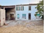 Casa di campagna con ampio terreno e stalla
