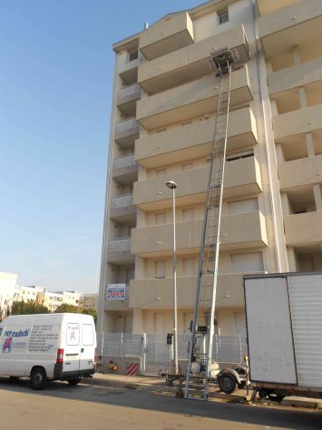 NOLEGGIO SCALA MONTACARICHI PER TRASLOCHI E MOBILIFICI RE - Foto 2