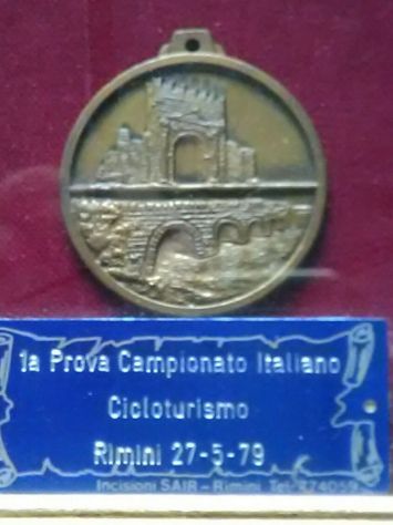LOTTO DI VECCHIE MEDAGLIE SPORTIVE INCORNICIATE - Foto 2
