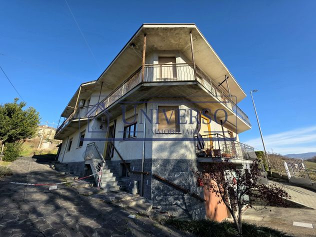 PORZIONE DI BIFAMILIARE ARREDATA CON BOX E TERRENO - Foto 2